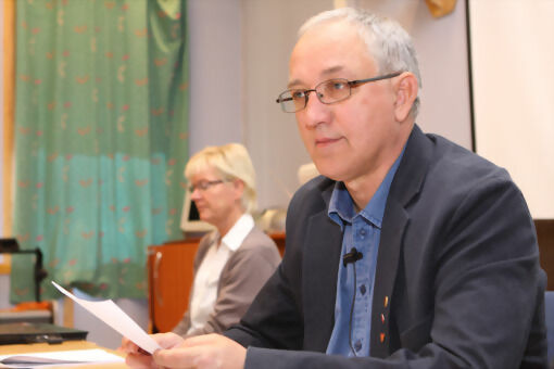På bildet: Ordfører Viktor Andberg er glad for at det gjennomføres en lokaldemokrati- undersøkelse - også i Lavangen. FOTO: TORIL ENG