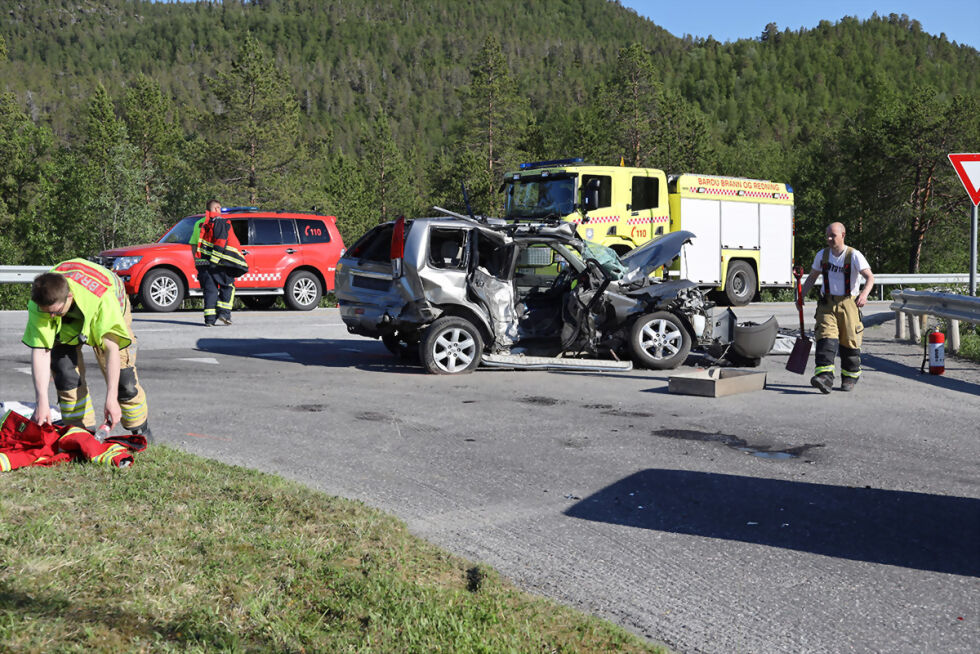 I denne personbilen satt de to personene som omkom i den tragiske trafikkulykken på E6 ved Brandvoll- krysset søndag ettermiddag. FOTO: JON HENRIK LARSEN