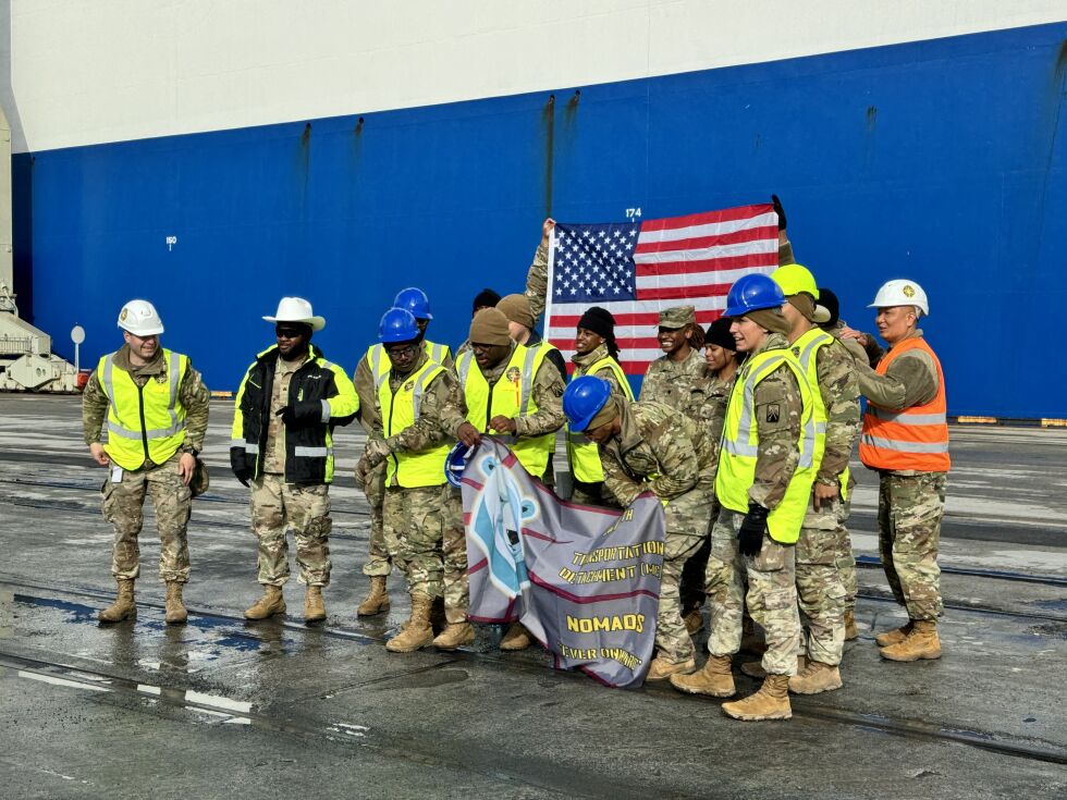 Soldater fra U.S Army poserer med det amerikanske flagget i bakgrunnen på kaia i Narvik onsdag morgen.
 Foto: Jon Henrik Larsen