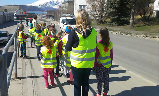 Barna gikk på rekke og rad nedover gata med lærerne sine, for å trekke litt frisk luft og samtidig lære litt om trafikkreglene. FOTO: ALEKSANDER WALØR