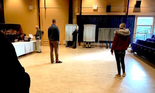 Det har vært jevn flyt i valglokalene både søndag og mandag. FOTO: JON HENRIK LARSEN.