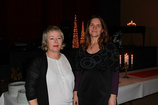 Terese Thomasen og Anna Aglen Løkse fra SAFA hadde hovedansvaret for julebordet, men skryter av mange gode frivillige som stiller opp for å få arrangementet på plass. FOTO: KNUT-ARILD JOHANSEN.