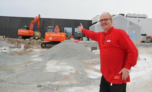 Daglig leder ved Extra Sjøvegan, Agnar Magne Fossbakk gleder seg stort til åpningsdagen av det nye Extra-bygget. FOTO: ALEKSANDER WALØR