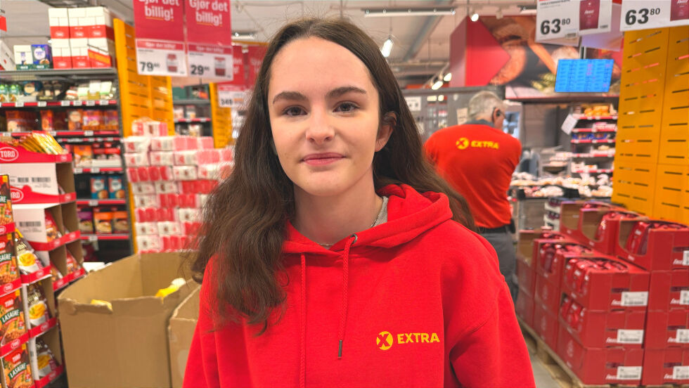 Dorthea (15) stortrives på Coop Extra Sjøvegan. Les alt om hennes arbeidshverdag og hva den betyr for henne ved på kjøpe abonnement på saken her.
 Foto: Jon Henrik Larsen