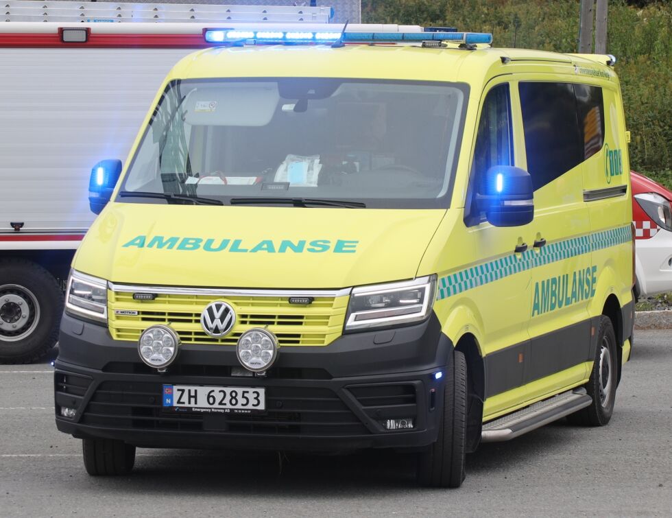 Ambulanse var også tilstede under den væpnede aksjonen som fant sted på en boligadresse på Sjøvegan torsdag.
 Foto: Jon Henrik Larsen