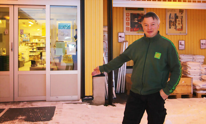 Fungerende butikksjef for Felleskjøpet Sjøvegan, Sigbjørn Larsen tok imot bøndene i går tirsdag. FOTO: KNUT-ARILD JOHANSEN