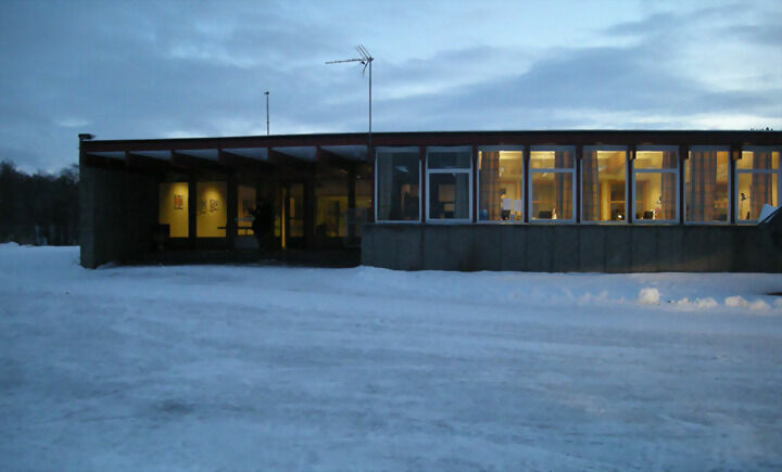 UNGDOMSSKOLE BLIR RÅDHUS: Her skal rådhuset flyttes inn i. Avbildet er Rolløya ungdomsskole. FOTO: ARKIV
