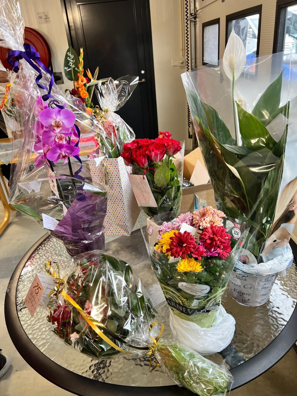Blomstergaver fra kunder og foretningsforbindelser var en del av jubileumsdagen.
 Foto: Jon Henrik Larsen
