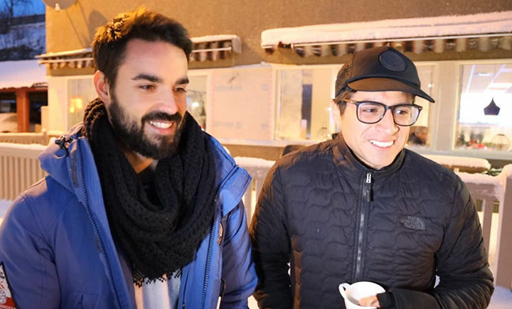 Kompisene Alberto Valverde (t.v) og Angel Ramirez hadde reist henholdsvis fra Spania og Peru for å møtes i Salangen for å feire nyttårsaften sammen. FOTO: JON HENRIK LARSEN