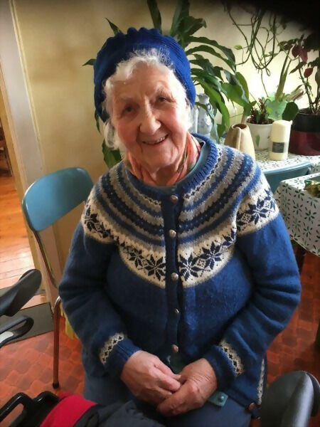 Hildur J. Aune var i 83 år en sterk dame og medlem av Tennevoll Sanitetsforening. Nå er hun også hedret med prisen Norske Kvinners Sanitetsforenings Æresmerke. FOTO: PRIVAT