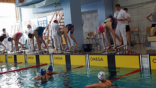 Selv om Setermoen Svømmeklubb for tiden står uten trener, viser svømmerne ingen tegn til svakhet.