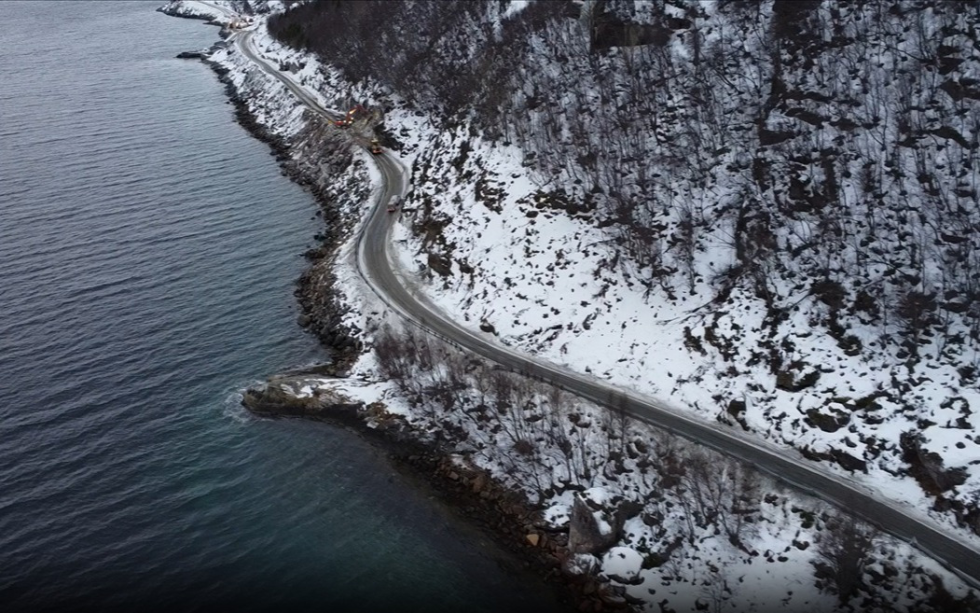 Her på fylkesvei 848 ved Sør Forså vil det fra og med mandag bli stengt store deler av dagen på grunn av utbedring av veien.
 Foto: Troms og Finnmark fylkeskommune