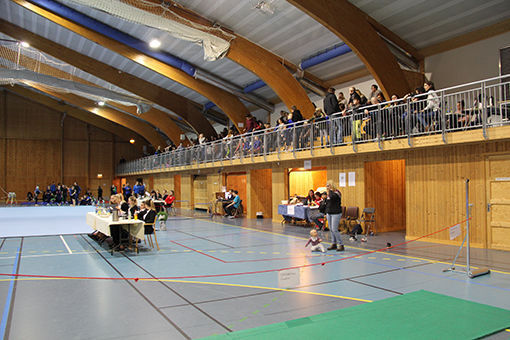 Turnere fra hele åtte kommuner var samlet i Salangshallen på søndag da det var duket for kretsmesterskap i turn. FOTO: KNUT-ARILD JOHANSEN