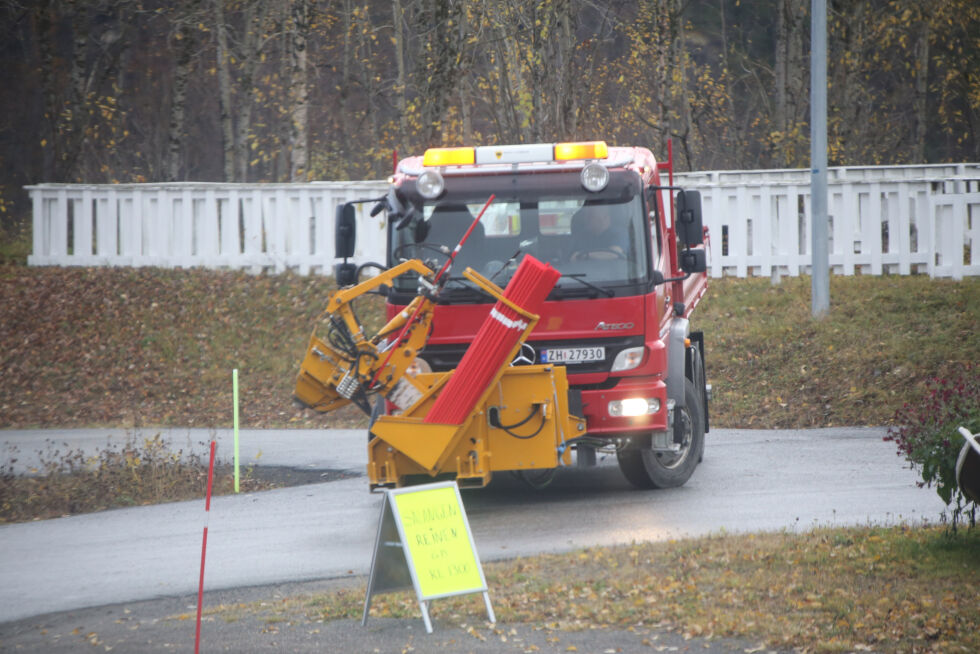 Den kommunale bilen har kjørt rundt og satt opp brøytestikker langs kommunale veier i Salangen. Lastebilen er lånt ut av Bardu kommune.
 Foto: Jon Henrik Larsen