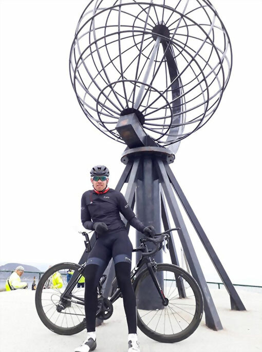Erlend kunne lørdag ettermiddag sette hjulene og føttene på Nordkapp-platået, etter å ha syklet nøyaktig 2550 kilometer. Nå innehar han rekorden om å sykle Norge på langs på kortest mulig tid. FOTO: PRIVAT