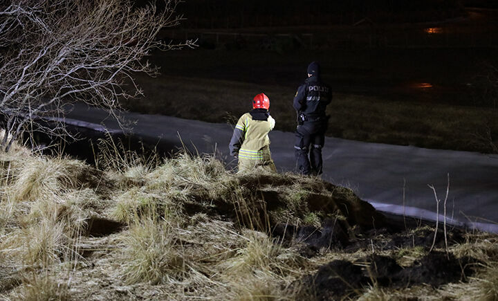 Det finnes ingen naturlig forklaring til hvordan brannen i gresset på Holmen i Spansdalen har oppstått tirsdag kveld. Politiet har startet rutinemessig etterforskning av saken. FOTO: JON HENRIK LARSEN