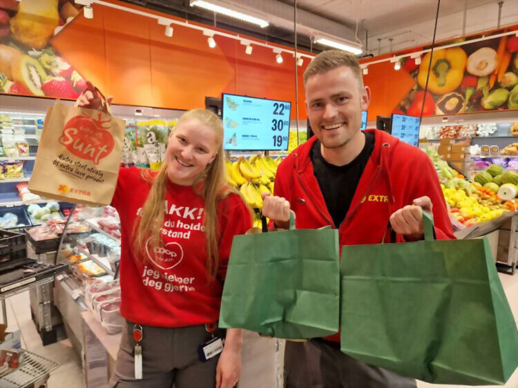 Frukt & grønt-ansvarlig Linn Vold og butikksjef Per Schjølberg hos Extra Sjøvegan er glad for at de har reddet 420 poser med mat fra å bli kastet.