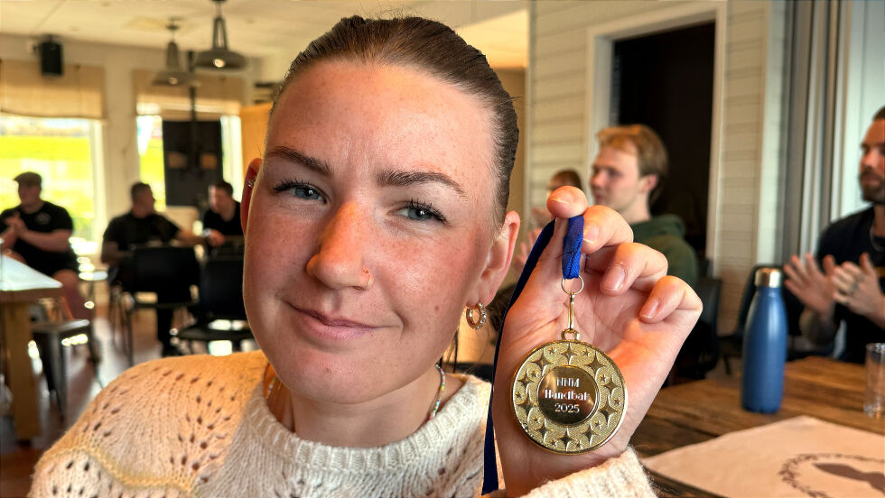 Tiril Simonsen (30) fra Senja er Nord-Norges sterkeste kvinne i håndbak/armbryting. Kjøp abonnement og se opptak fra hele mesterskapet som ble direktesendt på Salangen-Nyheter lørdag.
 Foto: Jon Henrik Larsen