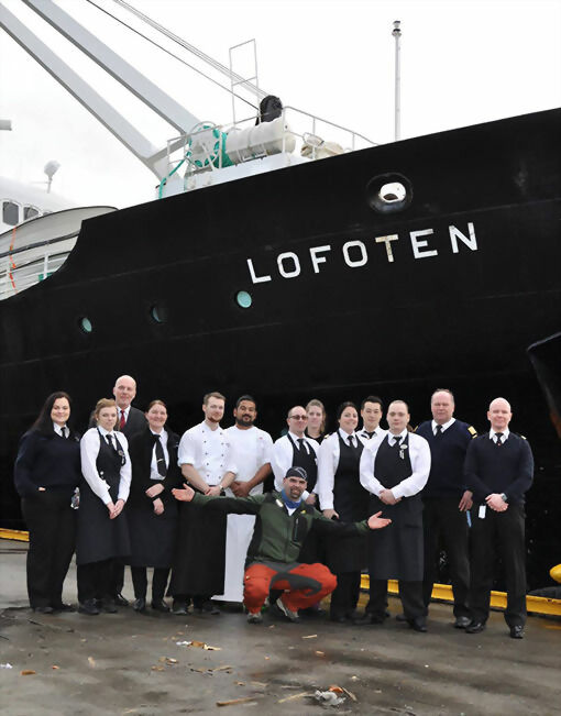 De ansatte på MS Lofoten støtter Jan Vimme i sin sak om å samle inn penger til Barnekreftforeningen.