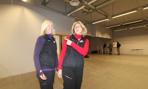 Brita Sagerup (t.v) og Ellen-Lise Wold er og planlegger i de nye lokalene i Huset mot havet. FOTO: JON HENRIK LARSEN