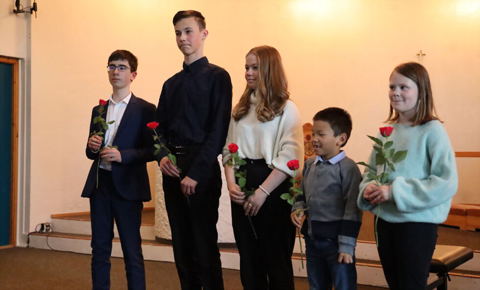 Flinke kulturskoleelever fikk hver sin rose etter vel fremført konsert i Salangen kirke. FOTO: JON HENRIK LARSEN