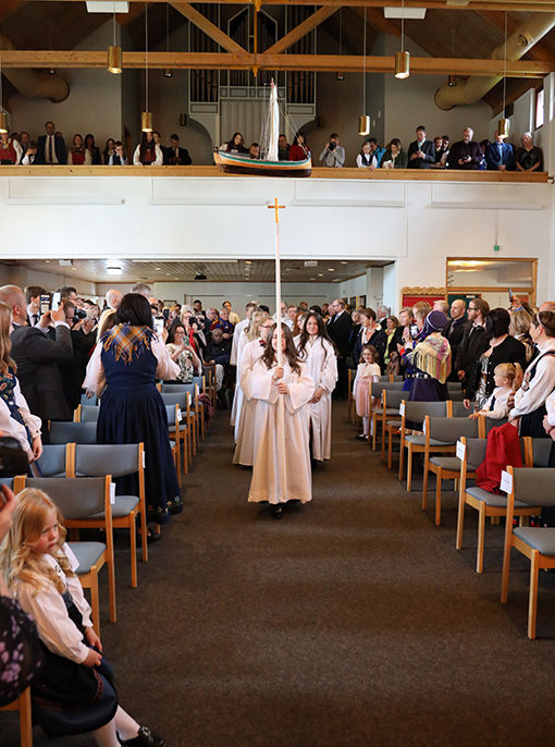 Det var prossesjon inn kirkegulvet når seremonien startet. FOTO: JON HENRIK LARSEN