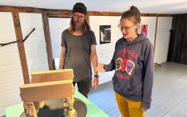 Åpner festival med kunstutstilling