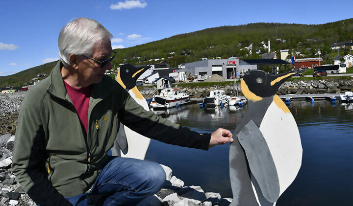 Disse pingvinene har Arnfinn Chruickshank satt ut på moloen i år igjen.
