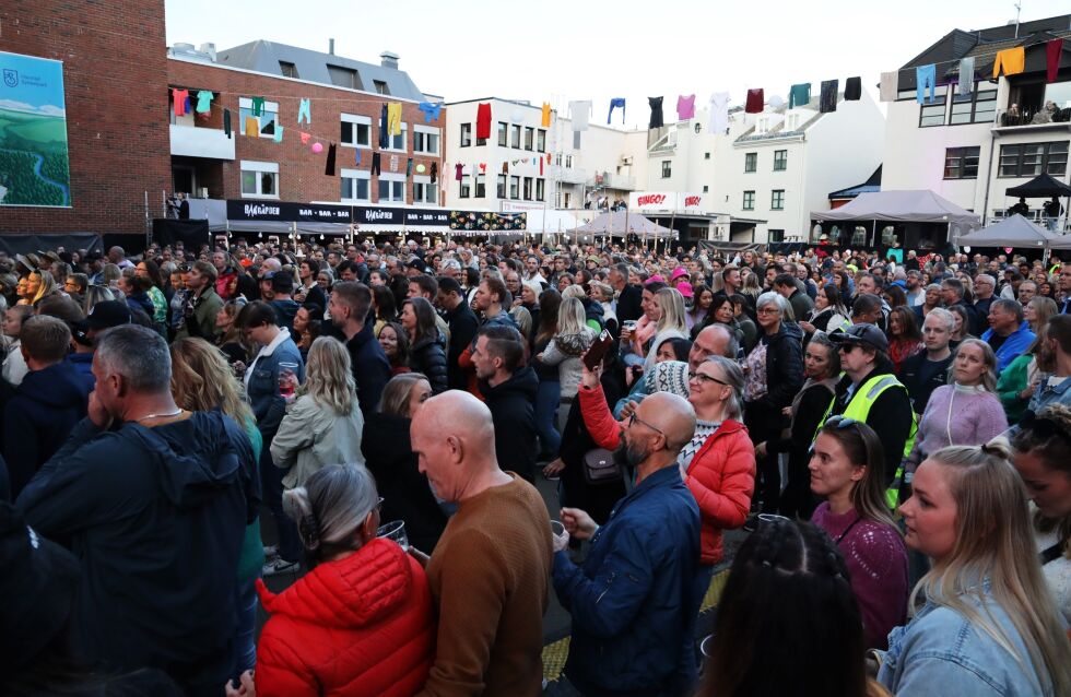Godt over 1000 mennesker var inne på Bakgården-festivalen i Harstad torsdag kveld.
 Foto: Jon Henrik Larsen