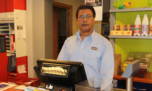 Mazhar Iqbal ved Mazhars Grillbar er lettet over at driften kan gjenopptas etter besøk av Mattilsynet. FOTO: RONNY ANDRÉ LØKKEN