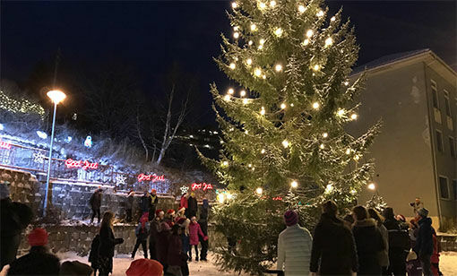 Mange glade salangsværinger, og besøkende til Sjøvegan fikk med seg julegran-tenningen på torget i sentrum lørdag. FOTO: JON HENRIK LARSEN