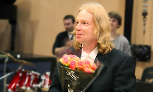 Arnt Bjørnar Eggen fikk utlevert blomster av koret som gratulasjon av vel overstått eksamen. FOTO: PER ASBJØRN GUNDERSEN