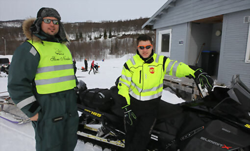 John-Arthur Steinsund (t.v) i lag med Håkon Hansen (t.h) kjørte snøscooter i løypa etter siste deltaker. FOTO: JON HENRIK LARSEN