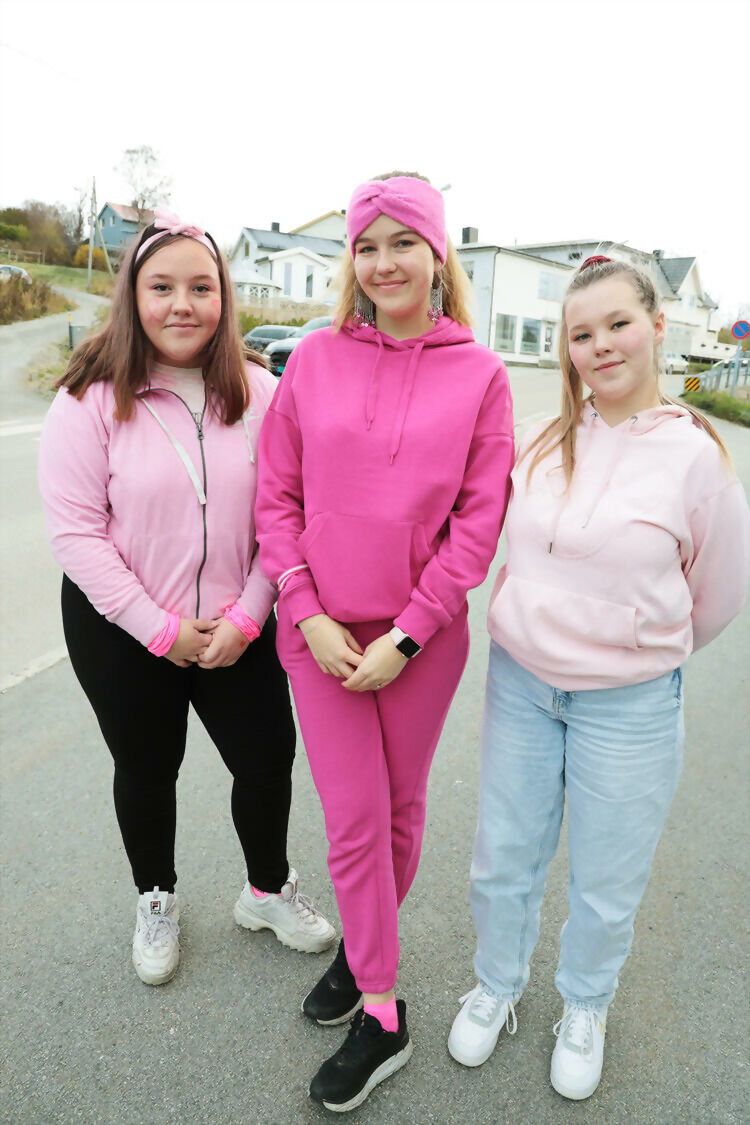 Emilia Gjertsen (t.v) Thea Svendsen (midten) og Emilie Helgesen (t.h) hadde alle kledd seg i rosa klær forleden for å markere brystkreftsaken. FOTO: JON HENRIK LARSEN