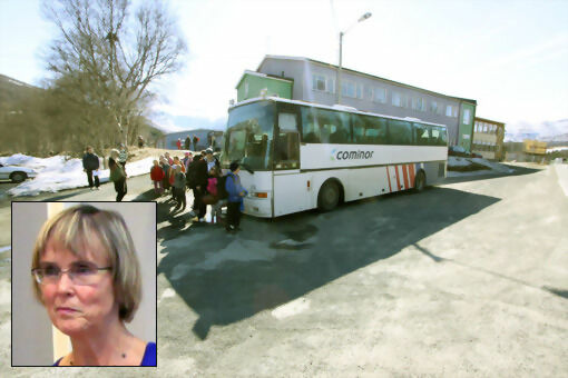 På bildet: Denne bussholdeplassen ved Lavangen skole er trafikkfarlig. Fredag morgen var det en nesten kollisjon. - Heldigvis gikk det bra denne gangen, sier rektor Arla Vilhelmsson (innerfelt) til nettavisen.