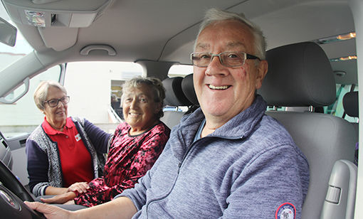 Nicolay Nordmo var én av sjåførene som kjørte noen av beboerne til Lavangen. – Vi er tre stykker som er faste sjåfører, sier bussjåføren med et smil. På bildet: Asbjørg Bergseth og Nicolay Nordmo. FOTO: ALEKSANDER WALØR