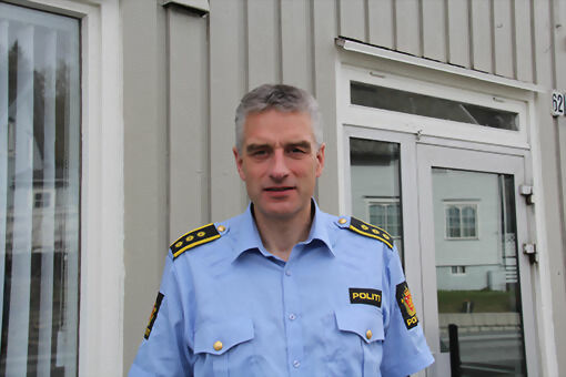 Politikontakt ved Midt-Troms lensmannsdistrikt, Andreas Nilsen forteller at gjerningspersonene bak hærverk- og innbruddsraidet i forrige uke er tatt. FOTO: JON HENRIK LARSEN