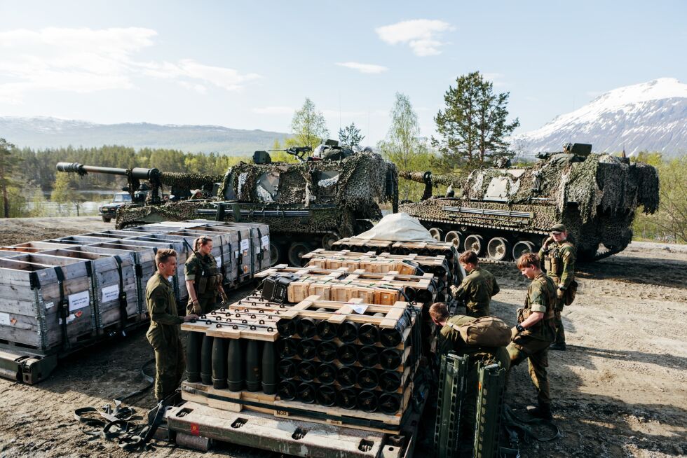 K9 artilleri får utlevert ammunisjon under en tidligere skarpskytingsøvelse.
 Foto: Theodor Haugen/Forsvaret