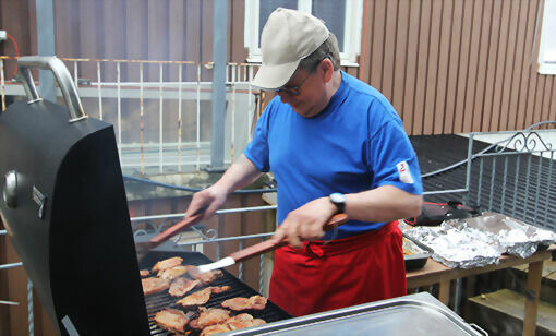 Kjell bak grillen