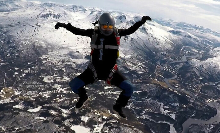 I juli blir det mulig å ta kurs i fallskjermhopping. FOTO: PRIVAT