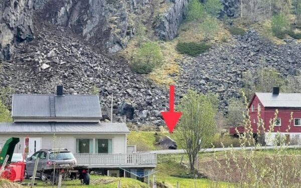 Stor stein landet nært bolighus