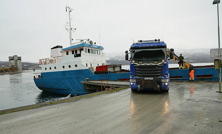 Grusbåten MS Kyst var innom Salangen med grus fredag formiddag. FOTO: JON HENRIK LARSEN