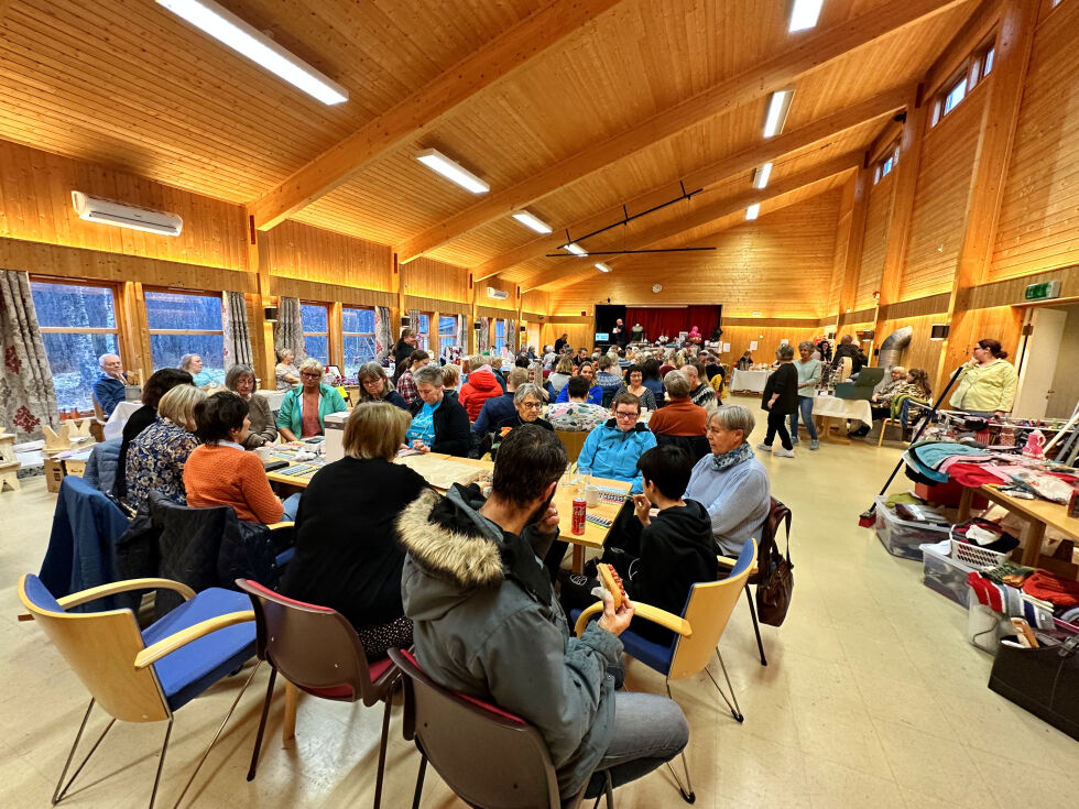 Over 180 mennesker fant veien til førjulsmessa på Åsheim grendehus i Øvre Salangen lørdag.
 Foto: Jon Henrik Larsen