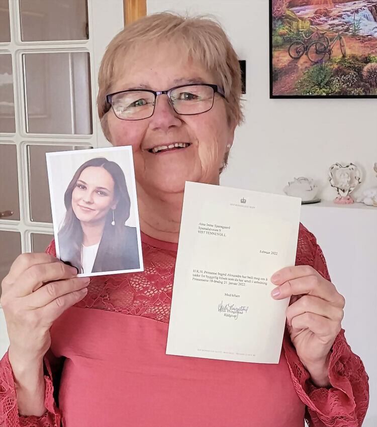 Aina Irene Spansgaard i Lavangen viser stolt frem takkekortet og bilde av Prinsesse Ingrid Alexandra, som hun fikk i posten forleden.