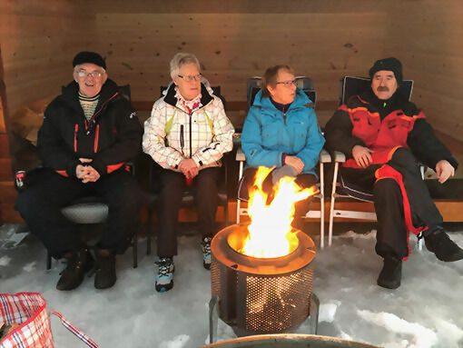 Leif Otto Brattstien, Aslaug Strand, Wenche og Sigmund Emaus kom fra nordfylket til SJøvegan for å oppleve campingliv i helga. FOTO: JON HENRIK LARSEN