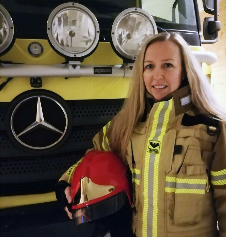 Kristine Haugen er nå Lavangens eneste og første kvinnelige brannkonstabel. FOTO: LAVANGEN KOMMUNE