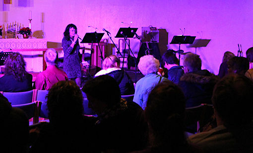 Ragnhild Fjeldstad åpnet konserten med å takke alle som hadde møtt frem i Salangen kirke. FOTO: PER ASBJØRN GUNDERSEN
