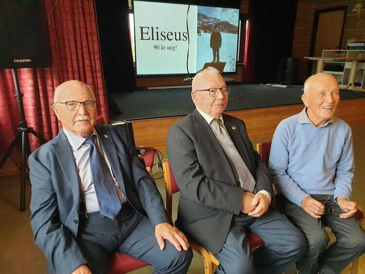 Jubilanten Eliseus Rønhaug (midten) og hans to brødre Bjørn og Jan. De var alle tilstede på 90 års feiringen av Eliseus på Medby grendehus i august 2021. FOTO: PRIVAT
 Foto: Privat
