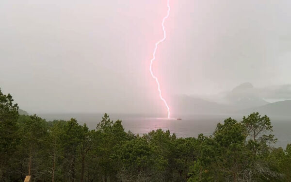 Her slår lynet nesten ned i båten!
