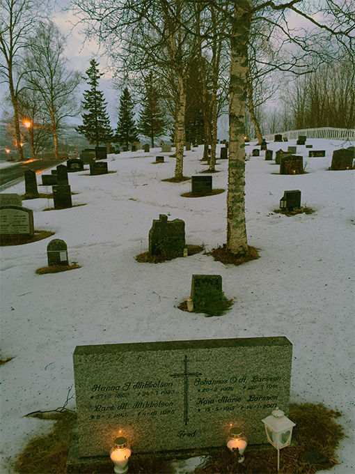 Julaften formiddag var lysene tent ved gravstøttene på Salangen kirkegård. FOTO: JON HENRIK LARSEN